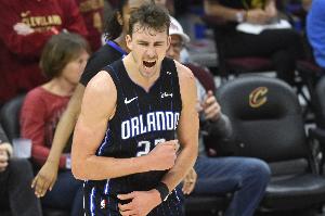 HTH华体会-手感火热！小瓦格纳12中8高效拿下21分2板3助 第三节10分