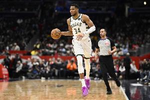 华体会体育-内线是真挡不住！字母哥半场11中9怒砍21分4板5助