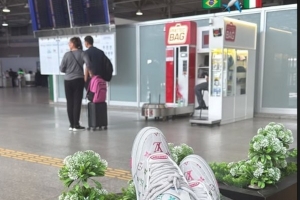 HTH华体会-启程飞往罗马！即将加盟罗马的弗拉门戈右后卫韦斯利晒机场照