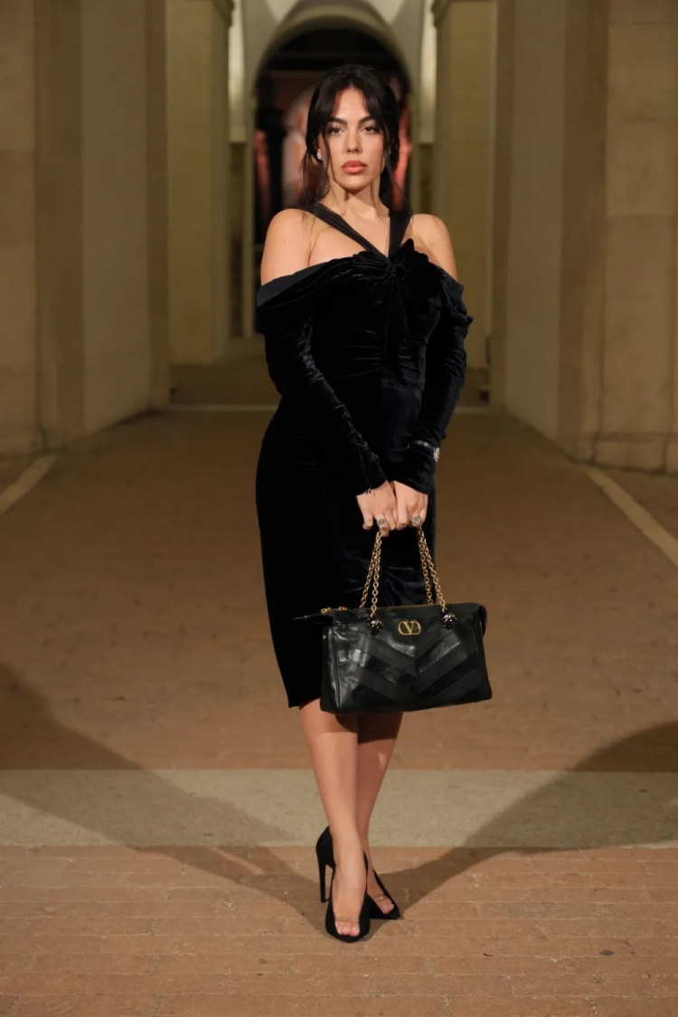 HTH华体会-太阳报：乔治娜身穿黑色丝绒连衣裙惊艳亮相时装秀